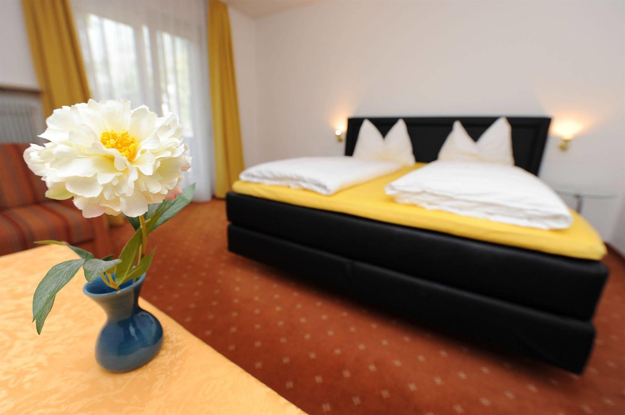 Hotel Pension Schweitzer Silandro Luaran gambar