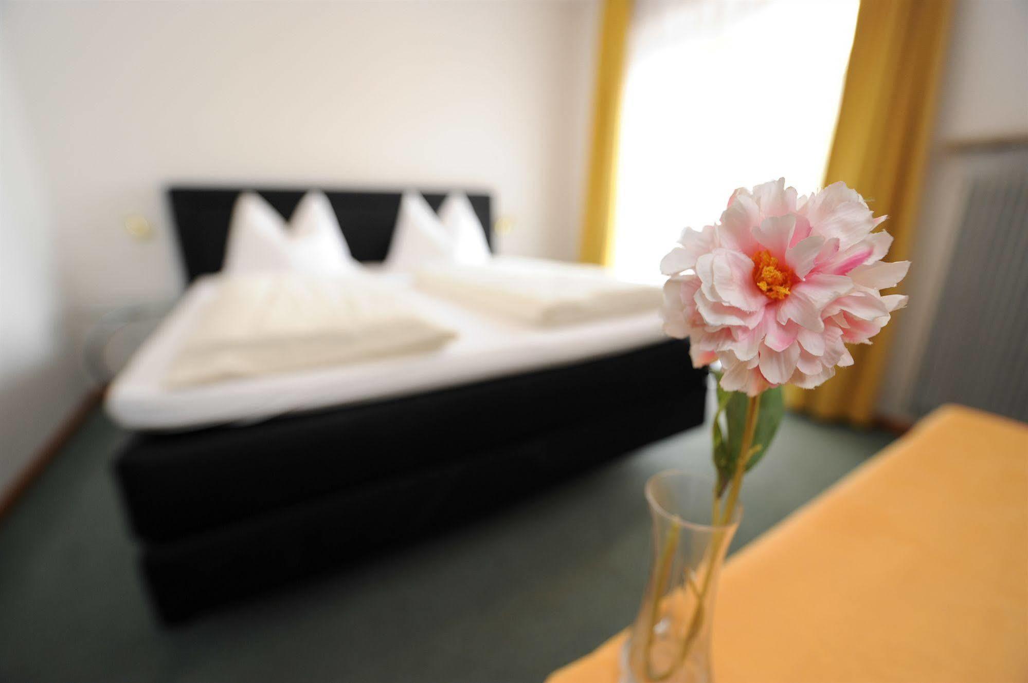 Hotel Pension Schweitzer Silandro Luaran gambar